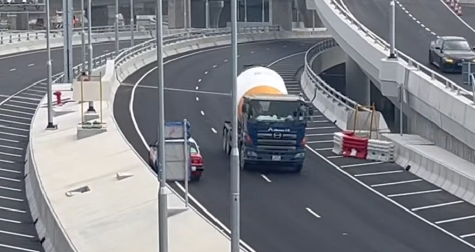 中九龍繞道(油麻地段)有的士「U-turn」後在西行郵輪碼頭入口逆線行車,其間有對頭車駛過。(Facebook 車cam L(香港群組))