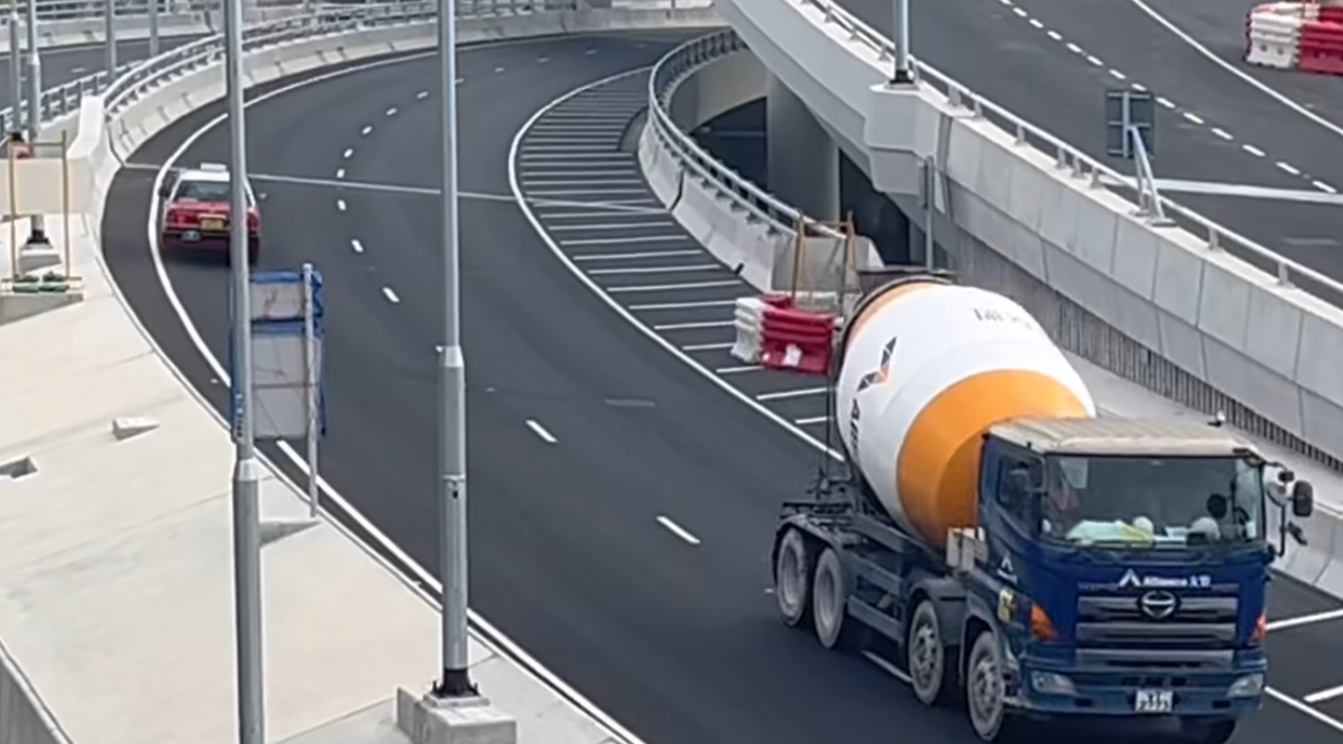 中九龍繞道(油麻地段)有的士「U-turn」後在西行郵輪碼頭入口逆線行車,其間有對頭車駛過。(Facebook 車cam L(香港群組))