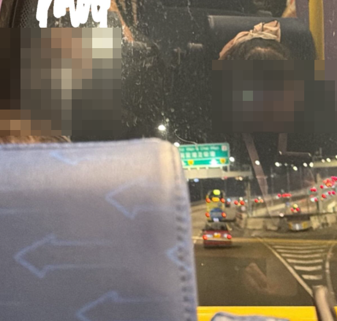 有女網民發文,指周日冬至在巴士上聽到兩名女乘客討論事件時竟怪責「多得呢班大埔人,咩都取消晒」,令她感憤怒,「其實大埔人同全香港人都唔想要呢場火災,希望佢哋可以收下把口」,逐把事件放上網公審。(Threads)