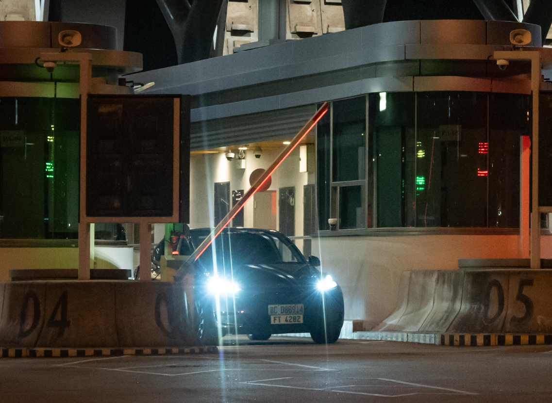 「粵車南下」(入境市區部分)實施首日的粵車已由凌晨約零時五十分起經港珠澳大橋入境香港市區。(政府新聞處圖片)