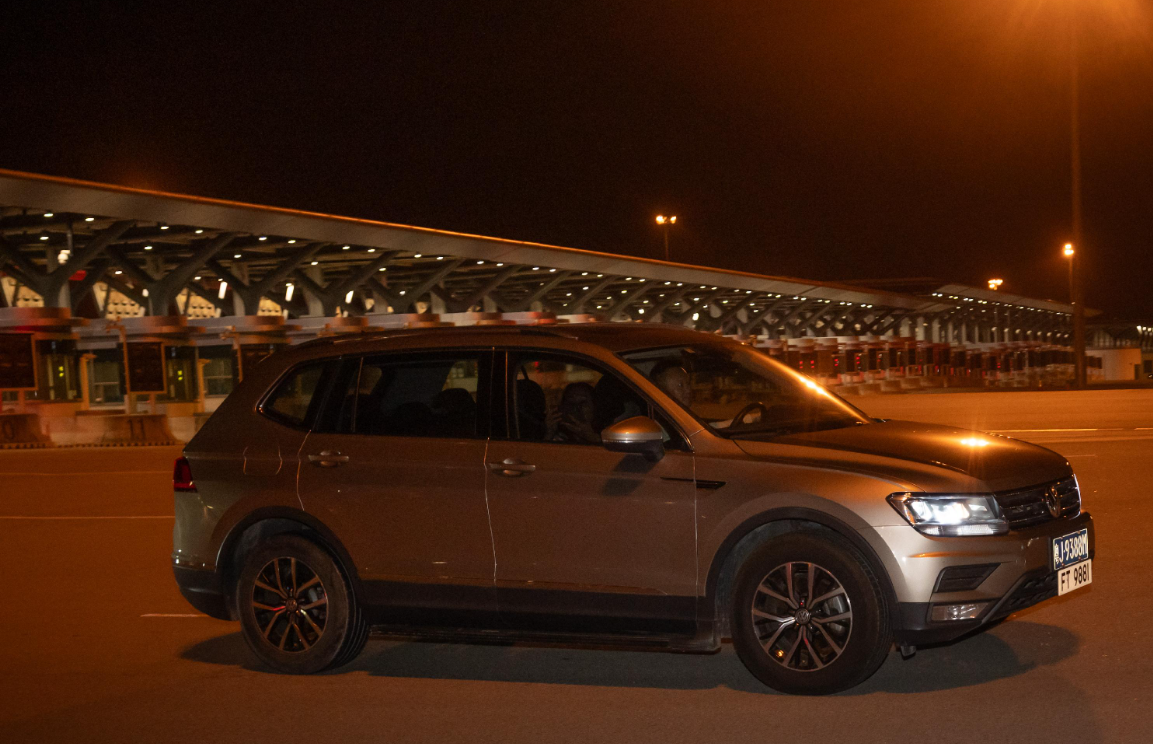 「粵車南下」(入境市區部分)實施首日的粵車已由凌晨約零時五十分起經港珠澳大橋入境香港市區。(政府新聞處圖片)
