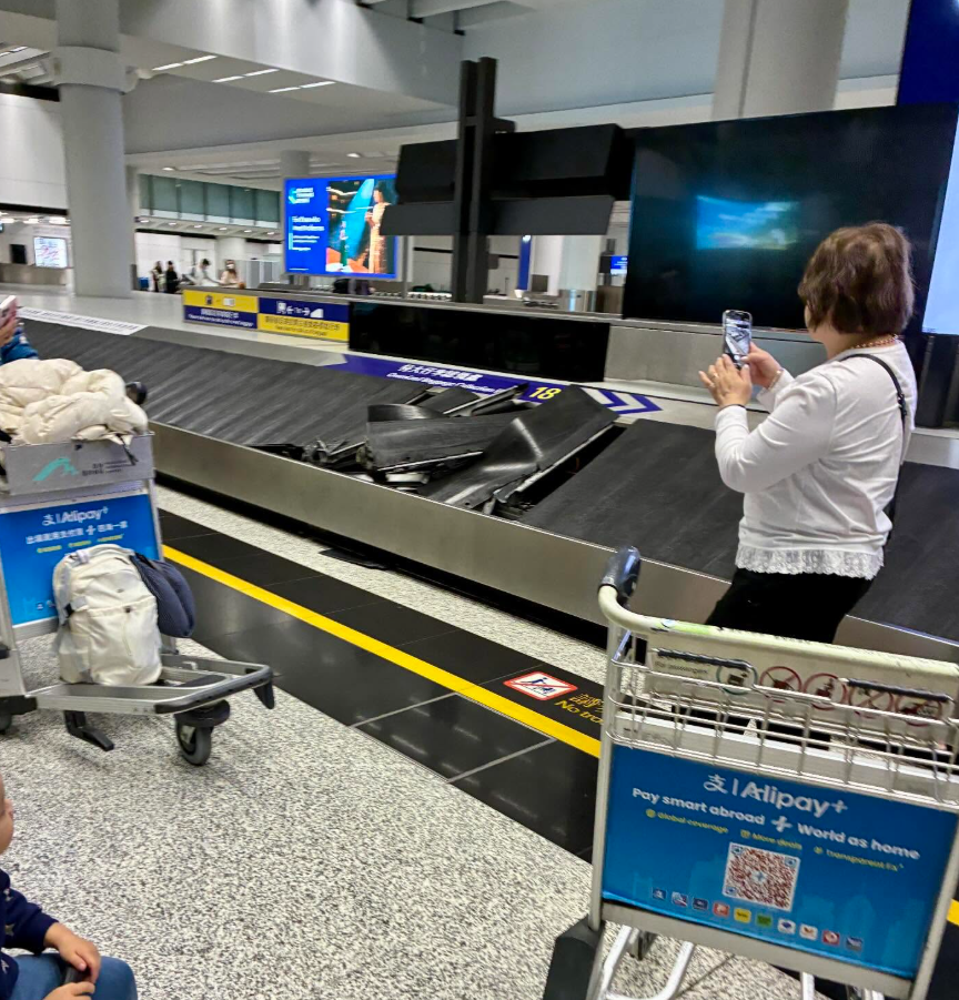 香港國際機場抵港層其中一條行李輸送帶在運作期間突然「爆開」,輸送帶多塊金屬板移位變形「炒起」分離,零件滑輪外露(Threads)