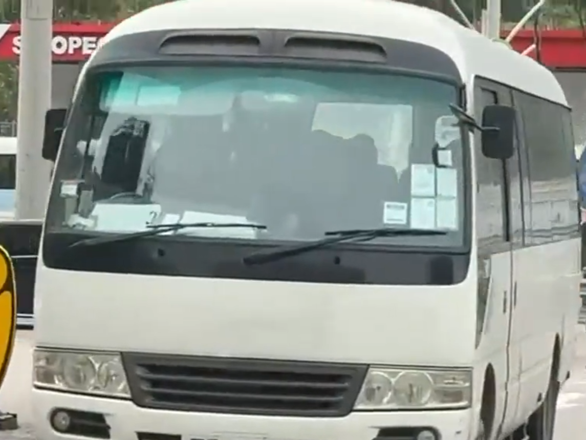 獨立委員會成員乘坐白色小巴到宏福苑視察。(now新聞截圖)