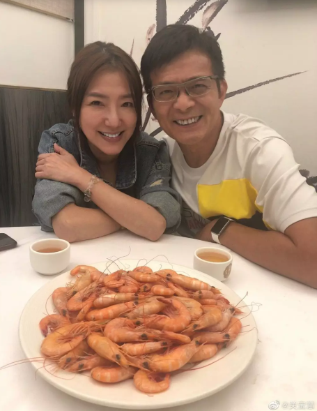 黃日華、關寶慧因半個月兩度撐枱腳而傳出緋聞。