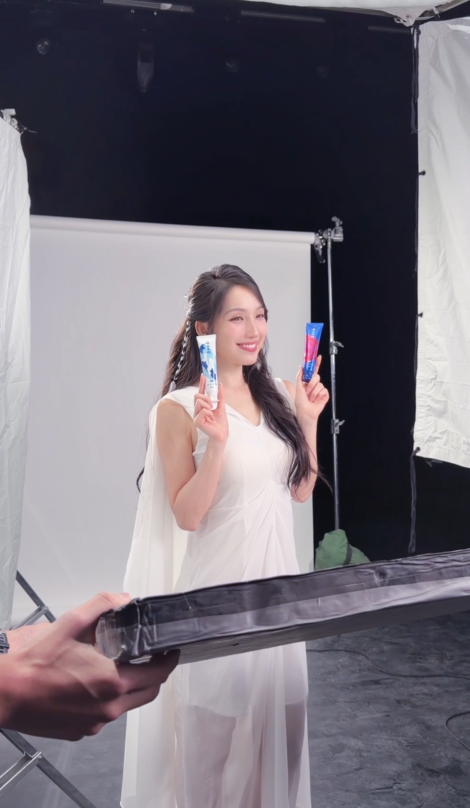 海兒為牙膏品牌拍廣告。