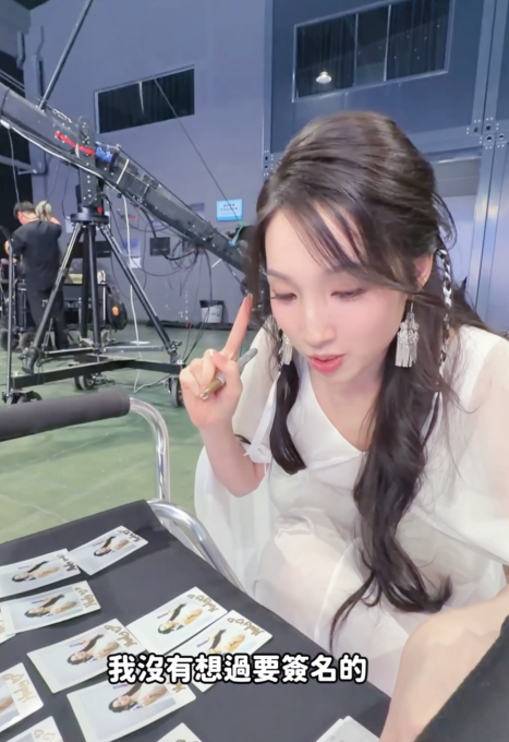 海兒為牙膏品牌拍廣告。