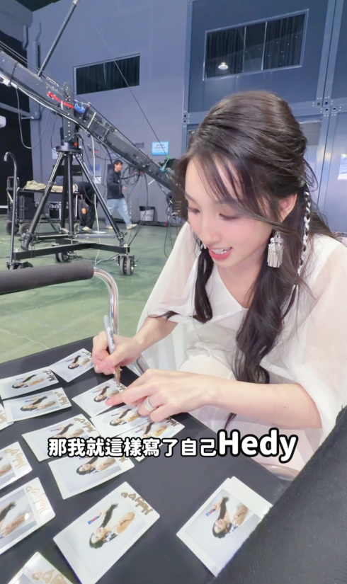 海兒為牙膏品牌拍廣告。