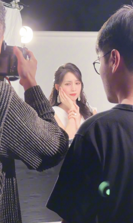 海兒為牙膏品牌拍廣告。