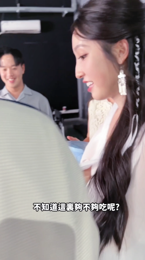 Hedy更準備食物請工作人員食。