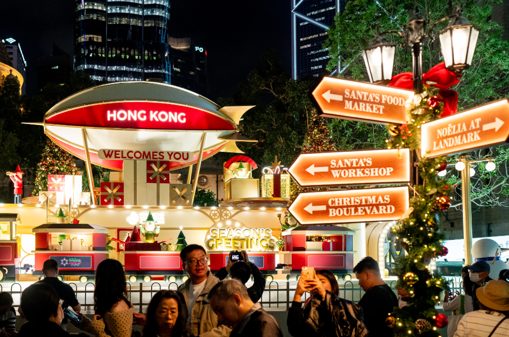 警方與運輸署宣布,為配合即將到來的平安夜及聖誕節慶祝活動,將於12月24日及25日實施人流安全管理措施、封路、特別交通及運輸安排。預計屆時將有大批市民外出慶祝。(中通社)