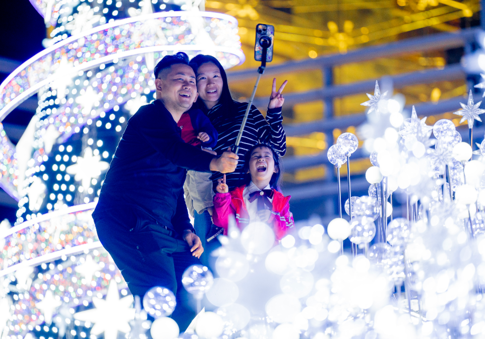 警方與運輸署宣布,為配合即將到來的平安夜及聖誕節慶祝活動,將於12月24日及25日實施人流安全管理措施、封路、特別交通及運輸安排。預計屆時將有大批市民外出慶祝。(中通社)