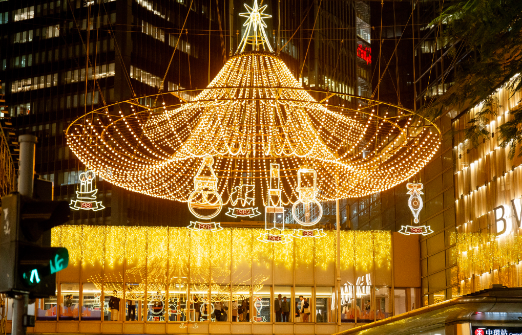 警方與運輸署宣布,為配合即將到來的平安夜及聖誕節慶祝活動,將於12月24日及25日實施人流安全管理措施、封路、特別交通及運輸安排。預計屆時將有大批市民外出慶祝。(中通社)