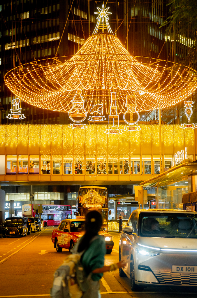 警方與運輸署宣布,為配合即將到來的平安夜及聖誕節慶祝活動,將於12月24日及25日實施人流安全管理措施、封路、特別交通及運輸安排。預計屆時將有大批市民外出慶祝。(中通社)