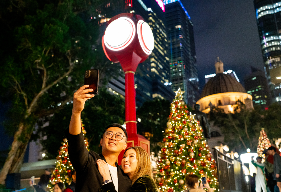 警方與運輸署宣布,為配合即將到來的平安夜及聖誕節慶祝活動,將於12月24日及25日實施人流安全管理措施、封路、特別交通及運輸安排。預計屆時將有大批市民外出慶祝。(中通社)