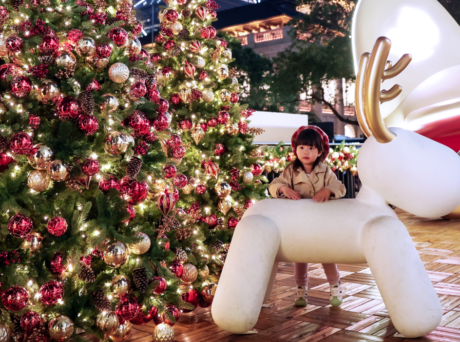 警方與運輸署宣布,為配合即將到來的平安夜及聖誕節慶祝活動,將於12月24日及25日實施人流安全管理措施、封路、特別交通及運輸安排。預計屆時將有大批市民外出慶祝。(中通社)