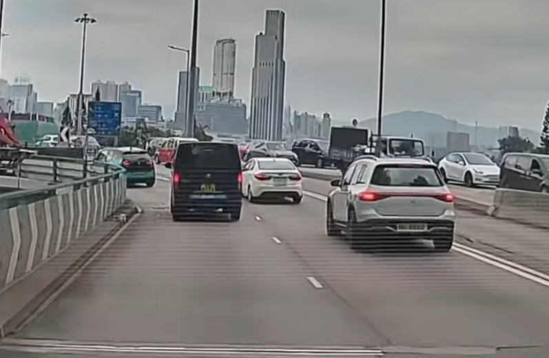 本地司機駛至灣仔堅拿道天橋轉往告士打道的出口時,中線一輛「FT」車牌的開頭「粵車」疑選錯往紅隧或北角行車線方向,但又沒有提前轉往左線,突然在分岔路口開啟左方向燈,並減速急扭左軚,差一點便碰上左線的車輛。(車cam L(香港群組)/Facebook@日日食)