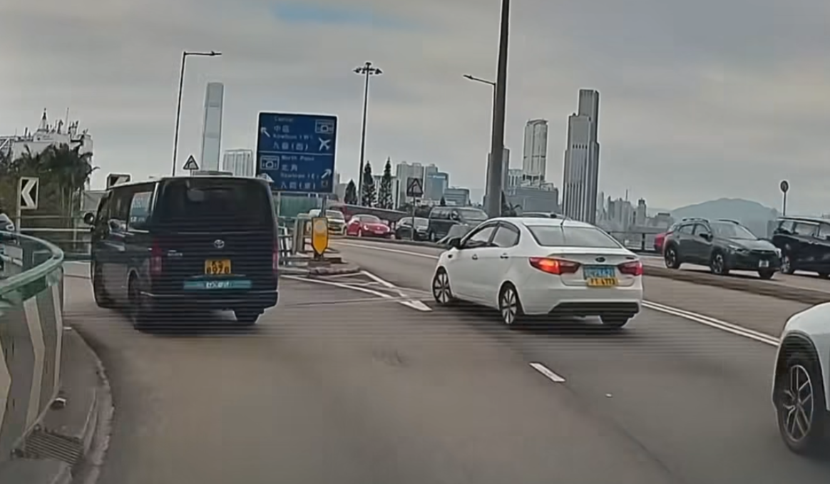 本地司機駛至灣仔堅拿道天橋轉往告士打道的出口時,中線一輛「FT」車牌的開頭「粵車」疑選錯往紅隧或北角行車線方向,但又沒有提前轉往左線,突然在分岔路口開啟左方向燈,並減速急扭左軚,差一點便碰上左線的車輛。(車cam L(香港群組)/Facebook@日日食)