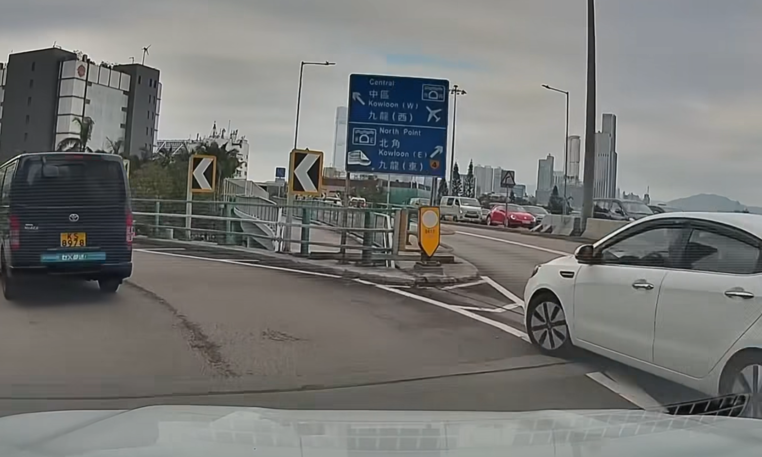 本地司機駛至灣仔堅拿道天橋轉往告士打道的出口時,中線一輛「FT」車牌的開頭「粵車」疑選錯往紅隧或北角行車線方向,但又沒有提前轉往左線,突然在分岔路口開啟左方向燈,並減速急扭左軚,差一點便碰上左線的車輛。(車cam L(香港群組)/Facebook@日日食)