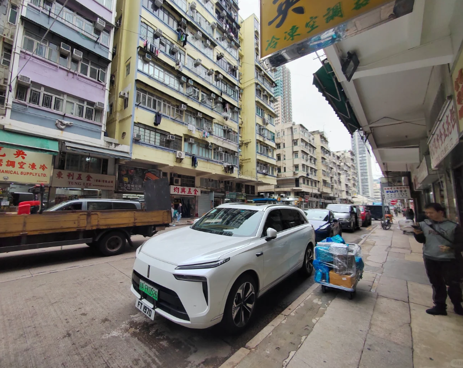 該名司機發文指,昨日下午約2時09分收到違例泊車的電郵通知。他指當時午飯時間「兜了很多圈都沒有泊狡位」,因當時「餓得受不了」,故在一個沒有任何黃線及咪錶的位置泊車用膳,惟「剛吃第一口午飯就收到了郵件」。從照片可見,事主將車輛停泊新填地街與碧街交界的路旁停下,在一間茶餐廳吃午飯。(小紅書)