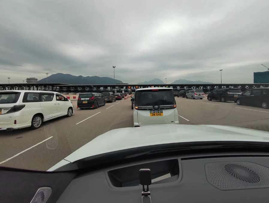 社交平台小紅書一位網名為「粵港澳大灣區車神」的粵車南下車主,昨晚以「粵車南下第一張罰單?」為題,分享在港因違例泊車遭抄牌的經歷。他隨後再發文承認犯錯,並表示已即時繳交罰款,強調「絕不走任何數」,又指自己的錯不代表其他南下車主都有問題。(小紅書)