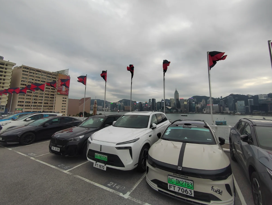 社交平台小紅書一位網名為「粵港澳大灣區車神」的粵車南下車主,昨晚以「粵車南下第一張罰單?」為題,分享在港因違例泊車遭抄牌的經歷。他隨後再發文承認犯錯,並表示已即時繳交罰款,強調「絕不走任何數」,又指自己的錯不代表其他南下車主都有問題。(小紅書)