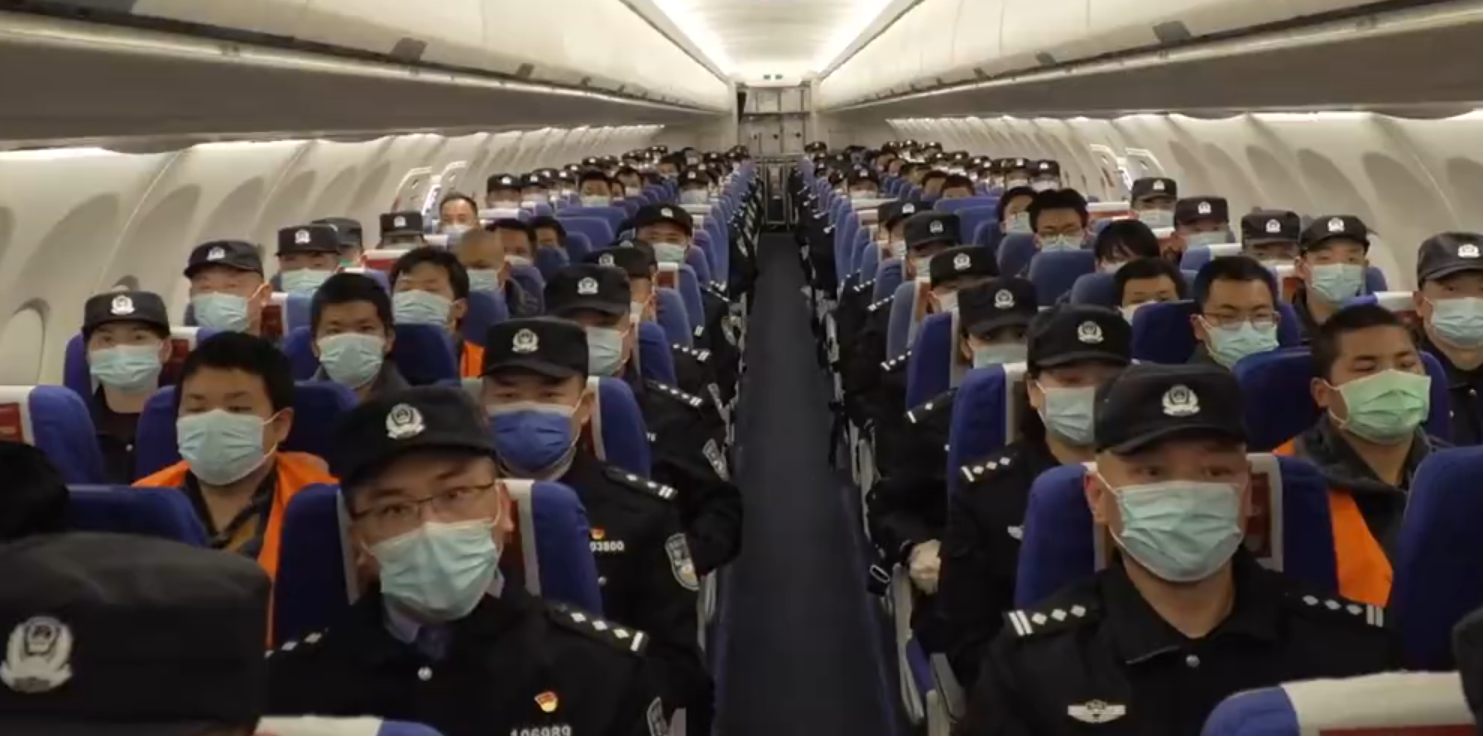 公安部派出工作組會同緬甸、泰國執法部門在緬甸妙瓦底地區,聯合開展新一輪賭詐園區集中清剿行動,952名中國籍涉電詐疑犯被押解回國。(央視)