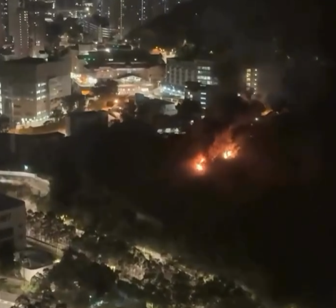 將軍澳發生縱火燒車案,多名市民報案,指靈實醫院旁的寶琳南路附近一條掘頭路有濃煙冒出並傳出巨響,火勢猛烈。(網上影片)