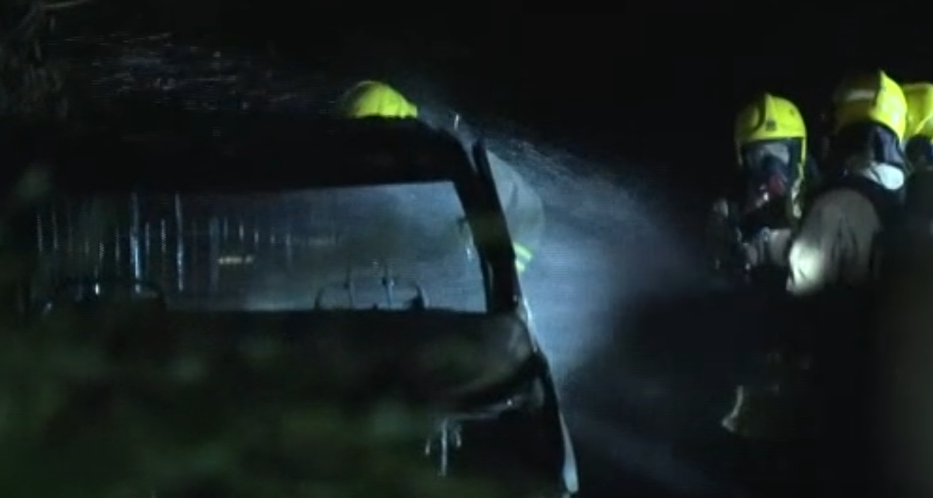 將軍澳發生縱火燒車案。消防到場約50分鐘後將火救熄。(now新聞台畫面)