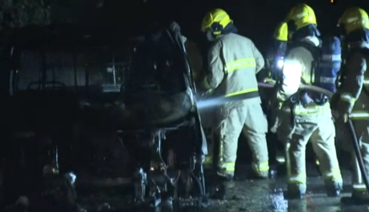 將軍澳發生縱火燒車案。消防到場約50分鐘後將火救熄。(now新聞台畫面)