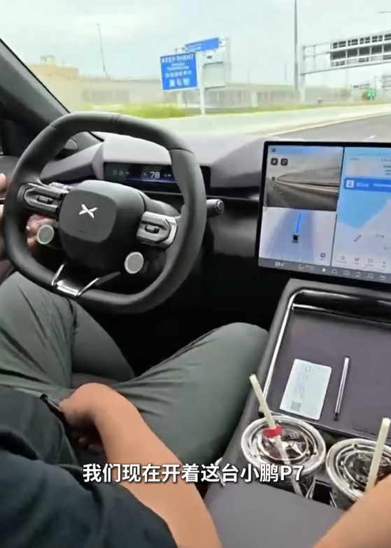 「粵車南下」星期二起(23日)實施,有「小鵬P7」車主在香港境內行駛期間,使用未經批准的「智能駕駛系統」,曾單手控制軚盤,更一度雙手離軚。(網上影片)