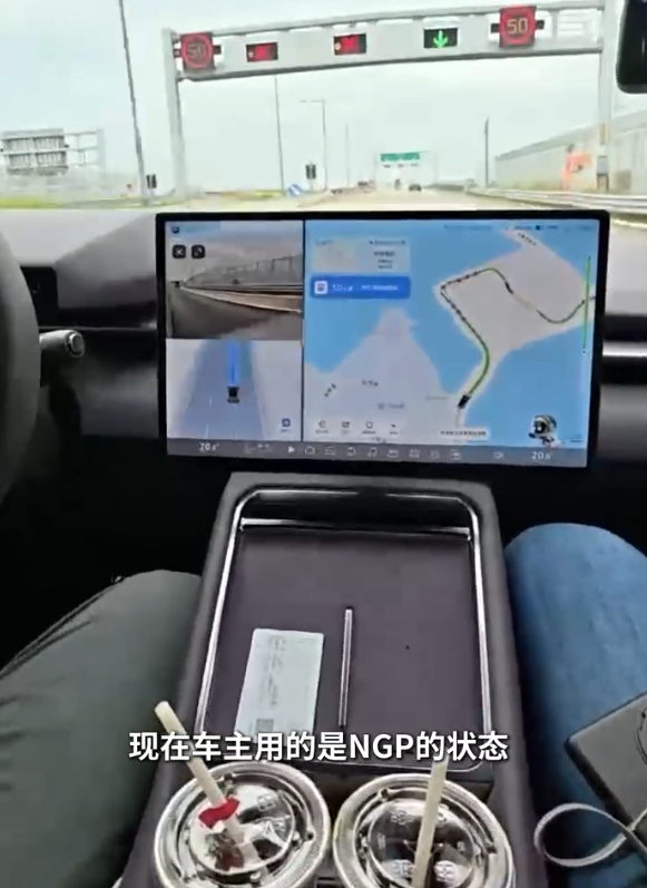 「粵車南下」星期二起(23日)實施,有「小鵬P7」車主在香港境內行駛期間,使用未經批准的「智能駕駛系統」,曾單手控制軚盤,更一度雙手離軚。(網上影片)