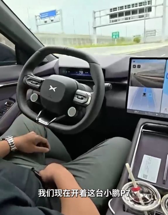 「粵車南下」星期二起(23日)實施,有「小鵬P7」車主在香港境內行駛期間,使用未經批准的「智能駕駛系統」,曾單手控制軚盤,更一度雙手離軚。(網上影片)