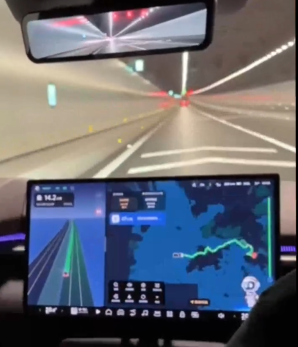 「粵車南下」星期二起(23日)實施,有「小鵬P7」車主在香港境內行駛期間,使用未經批准的「智能駕駛系統」,曾單手控制軚盤,更一度雙手離軚。(網上影片)