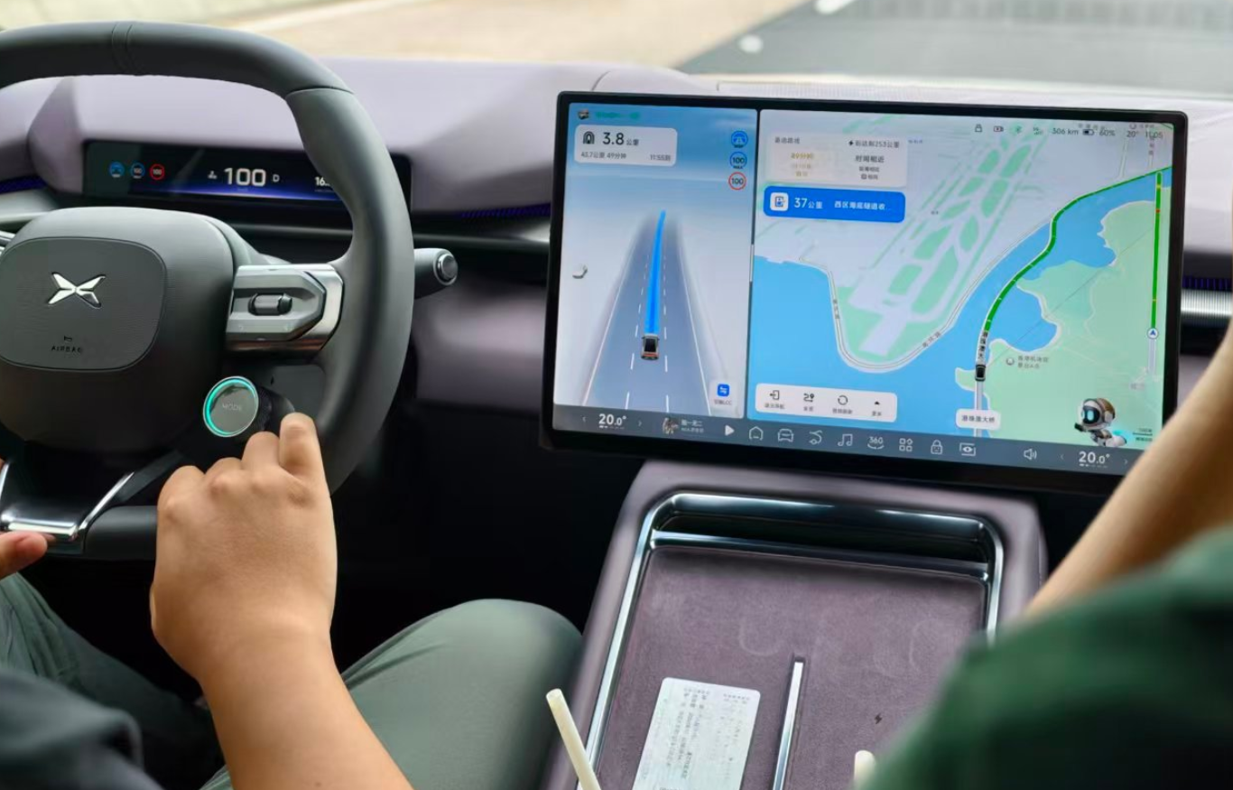 「粵車南下」星期二起(23日)實施,有「小鵬P7」車主在香港境內行駛期間,使用未經批准的「智能駕駛系統」。(網上圖片)