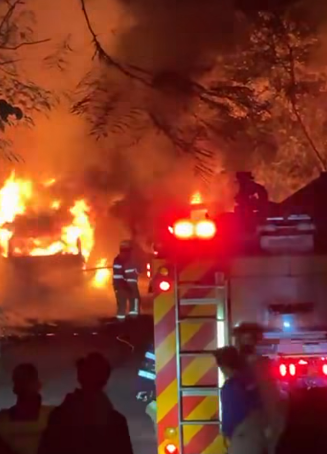 將軍澳發生縱火燒車案。消防到場約50分鐘後將火救熄。(影片截圖)