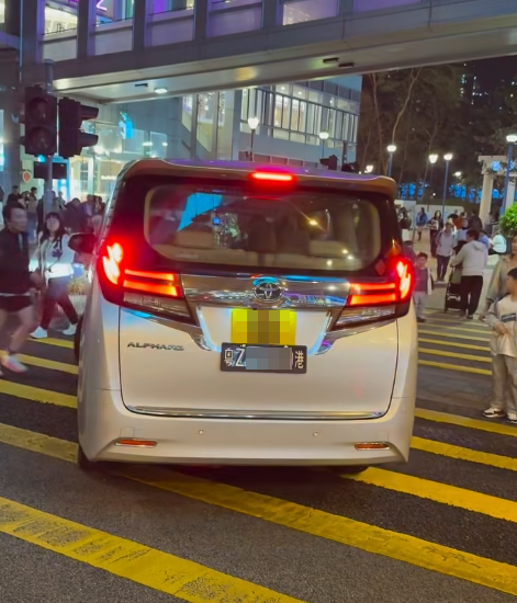 一輛掛有中港車牌的七人車在荃灣楊屋道逆線行駛,在行人綠燈期間無視人群強行橫過斑馬線「U-turn」掉頭,有路人不滿憤而拍打車身。(馬路的事討論區fb影片)