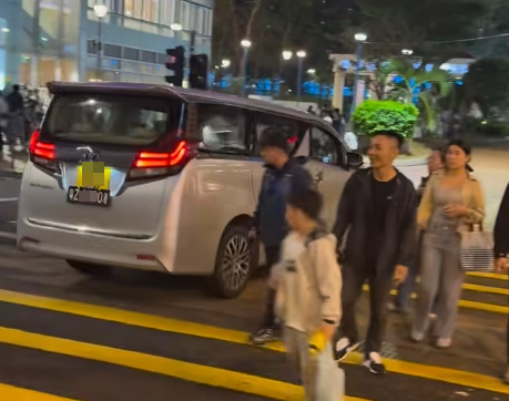 一輛掛有中港車牌的七人車在荃灣楊屋道逆線行駛,在行人綠燈期間無視人群強行橫過斑馬線「U-turn」掉頭,有路人不滿憤而拍打車身。(馬路的事討論區fb影片)