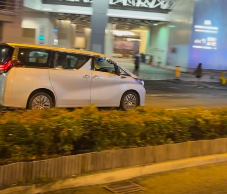 一輛掛有中港車牌的七人車在荃灣楊屋道逆線行駛,在行人綠燈期間無視人群強行橫過斑馬線「U-turn」掉頭,有路人不滿憤而拍打車身。(馬路的事討論區fb影片)