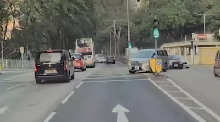 同一輛掛有中港車牌的七人車較在薄扶林道往再次「U-turn」掉頭。(網上影片截圖)