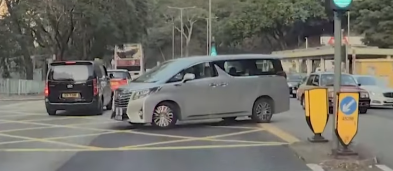 同一輛掛有中港車牌的七人車較在薄扶林道往再次「U-turn」掉頭。(網上影片截圖)