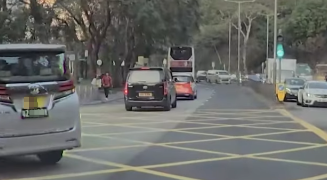 同一輛掛有中港車牌的七人車較在薄扶林道往再次「U-turn」掉頭。(網上影片截圖)