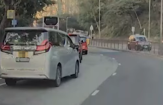 同一輛掛有中港車牌的七人車較在薄扶林道往再次「U-turn」掉頭。(網上影片截圖)