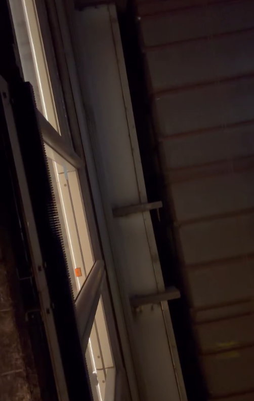 一名男子在港鐵太子站被一名匆忙下車的乘客撞到,手機飛脫直墮路軌,事主在求助期間,靈機一觸以智能手錶的遙控功能,意外錄下從路軌仰視列車駛過的罕見畫面,引發網民熱議稱大開眼界。(Threads)