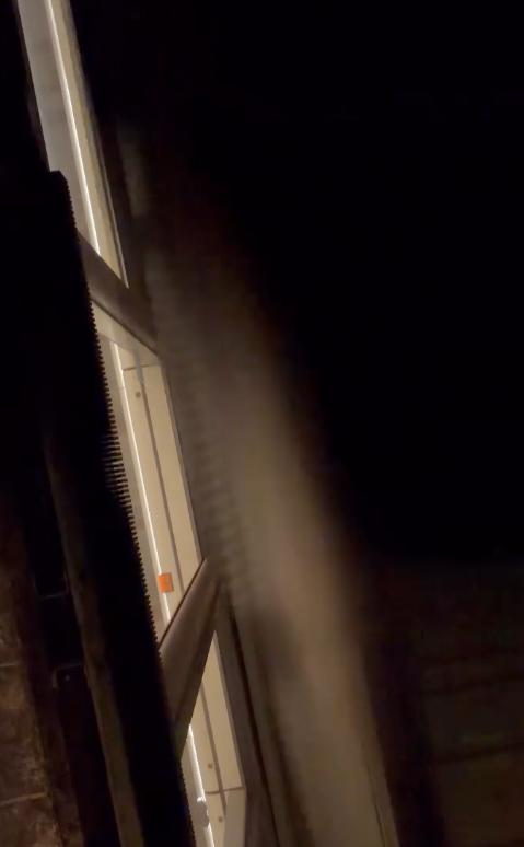 一名男子在港鐵太子站被一名匆忙下車的乘客撞到,手機飛脫直墮路軌,事主在求助期間,靈機一觸以智能手錶的遙控功能,意外錄下從路軌仰視列車駛過的罕見畫面,引發網民熱議稱大開眼界。(Threads)