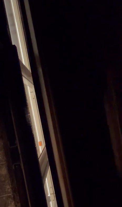 一名男子在港鐵太子站被一名匆忙下車的乘客撞到,手機飛脫直墮路軌,事主在求助期間,靈機一觸以智能手錶的遙控功能,意外錄下從路軌仰視列車駛過的罕見畫面,引發網民熱議稱大開眼界。(Threads)