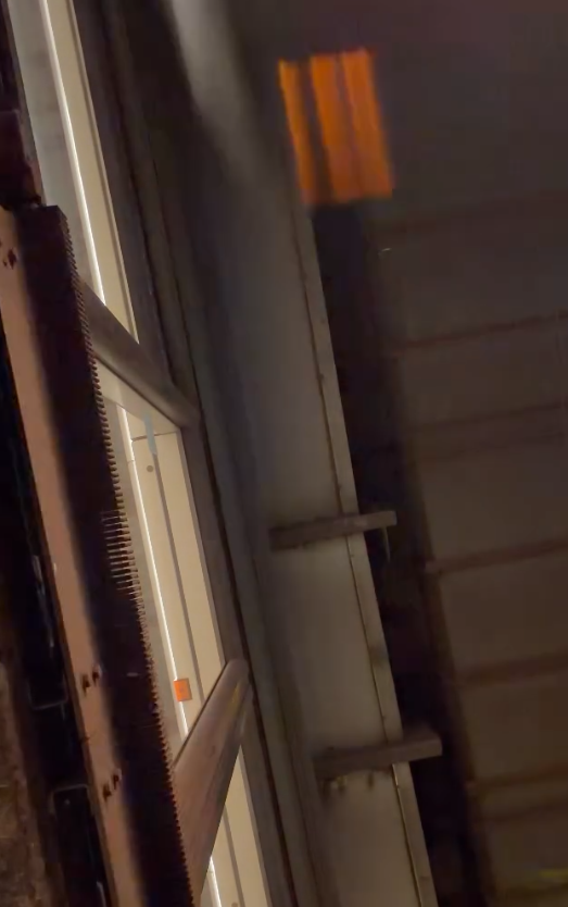 一名男子在港鐵太子站被一名匆忙下車的乘客撞到,手機飛脫直墮路軌,事主在求助期間,靈機一觸以智能手錶的遙控功能,意外錄下從路軌仰視列車駛過的罕見畫面,引發網民熱議稱大開眼界。(Threads)