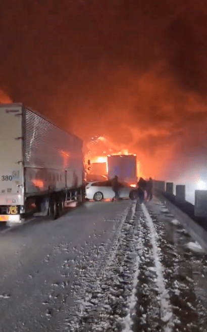 日本群馬縣高速公路57輛車連環相撞引發大火(X片段截圖)