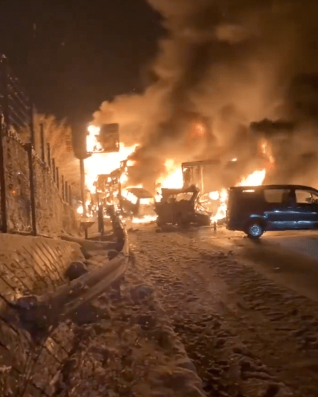 日本群馬縣高速公路57輛車連環相撞引發大火(X片段截圖)