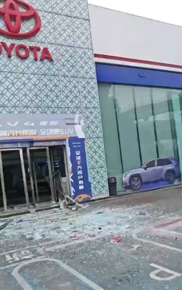 成都男與豐田車行有糾紛 點燃炸藥自爆亡另釀4傷(網上圖片/影片截圖)
