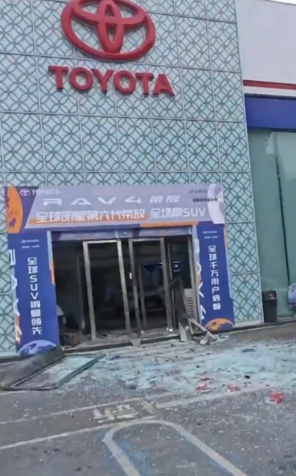 成都男與豐田車行有糾紛 點燃炸藥自爆亡另釀4傷(網上圖片/影片截圖)